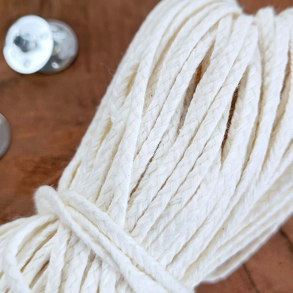 Stoppino Piatto Bobina in Cotone per candele in stampo. È venduto al metro ed ha una intrecciatura di alta qualità. Per diametro interno da 20 a 40mm. Dettaglio