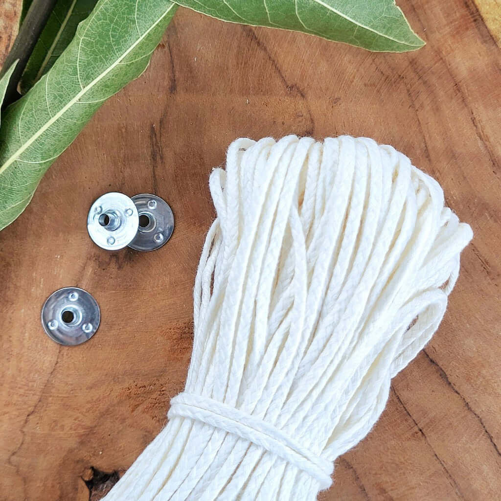 Stoppino Piatto Bobina in Cotone per candele in stampo. È venduto al metro ed ha una intrecciatura di alta qualità. Per diametro interno da 40 a 50mm.