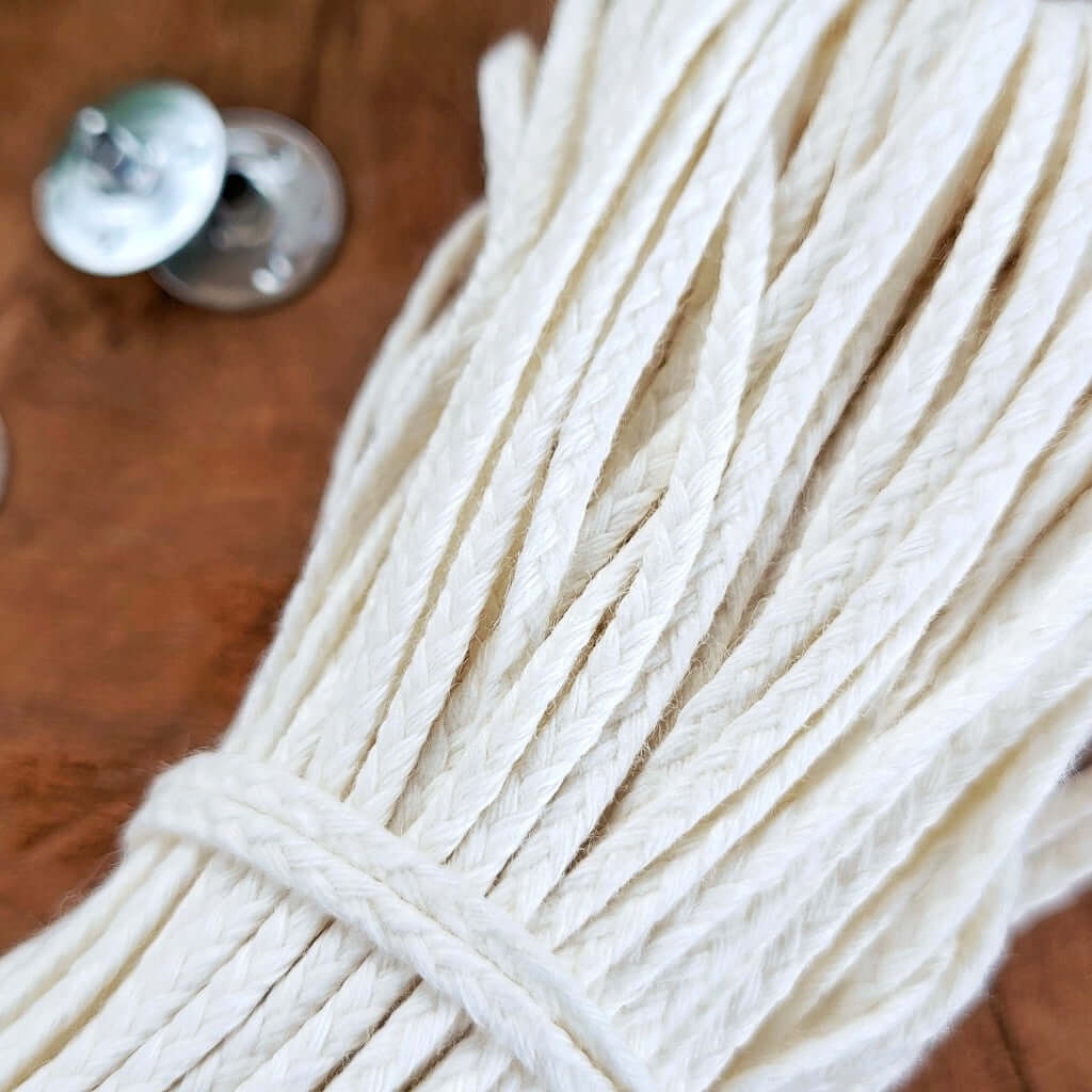 Stoppino Piatto Bobina in Cotone per candele in stampo. È venduto al metro ed ha una intrecciatura di alta qualità. Per diametro interno da 20 a 40mm. Dettaglio