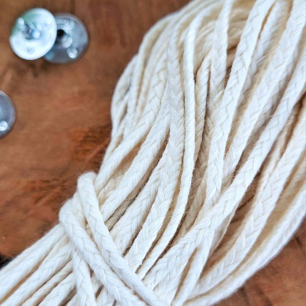 Stoppino Piatto Bobina in Cotone per candele in stampo. È venduto al metro ed ha una intrecciatura di alta qualità. Per diametro interno da 50 a 60mm. Dettaglio