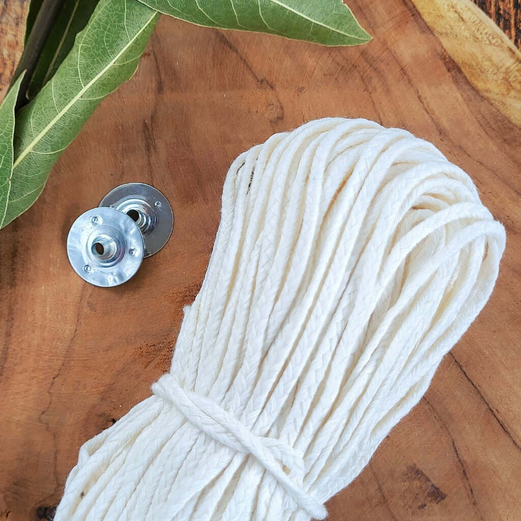 Stoppino Piatto Bobina in Cotone per candele in stampo. È venduto al metro ed ha una intrecciatura di alta qualità. Per diametro interno da 60 a 80mm.