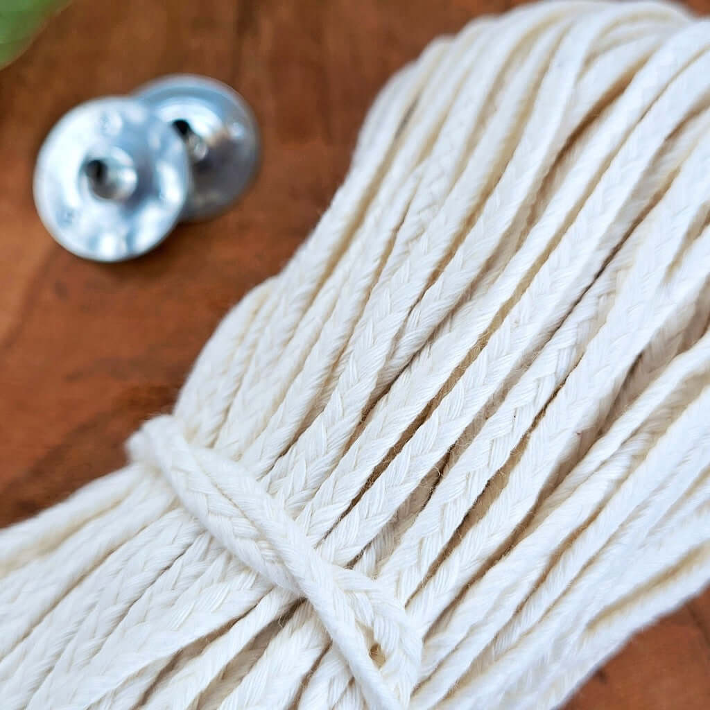 Stoppino Piatto Bobina in Cotone per candele in stampo. È venduto al metro ed ha una intrecciatura di alta qualità. Per diametro interno da 60 a 80mm. Dettaglio