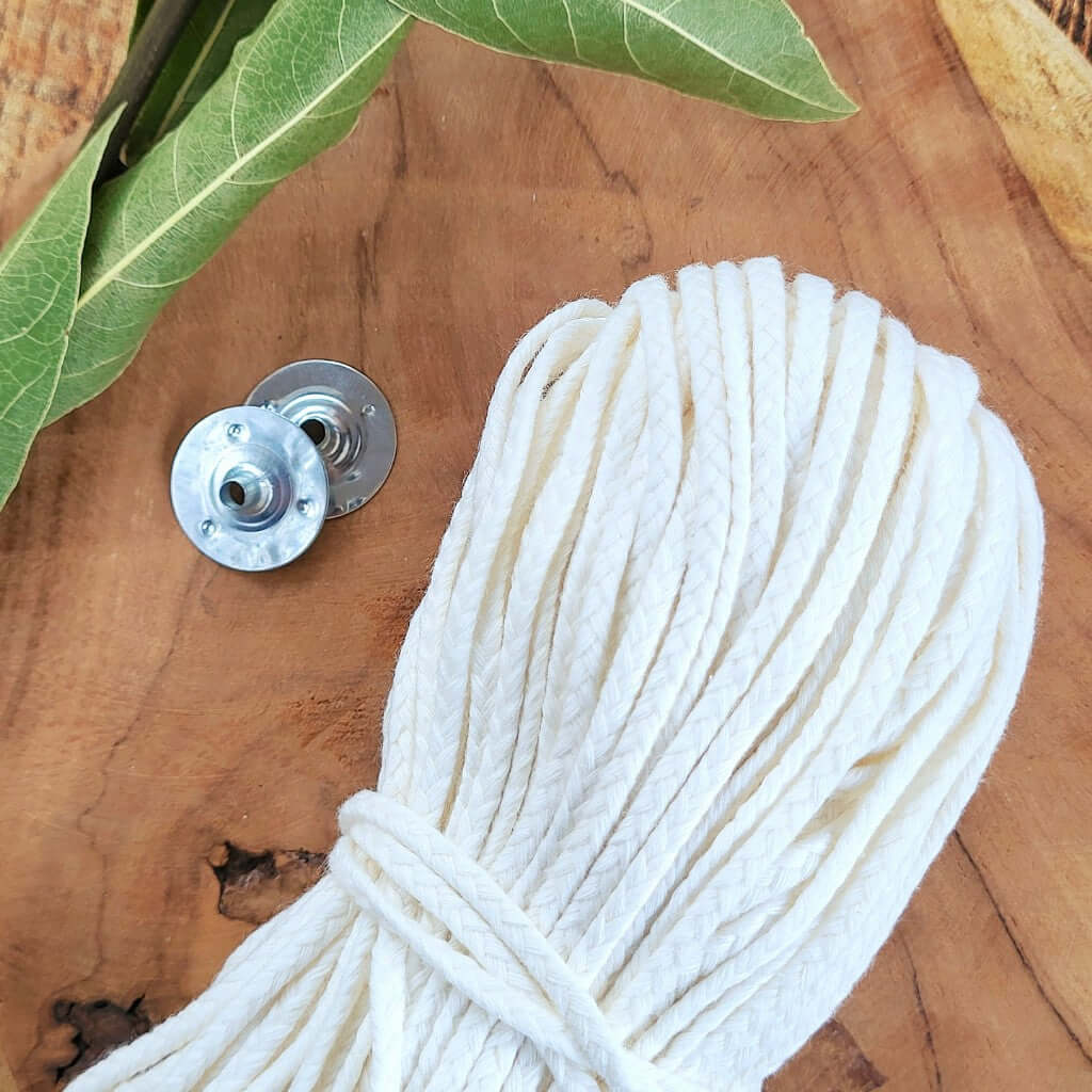 Stoppino Piatto Bobina in Cotone per candele in stampo. È venduto al metro ed ha una intrecciatura di alta qualità. Per diametro interno da 80 a 100mm.