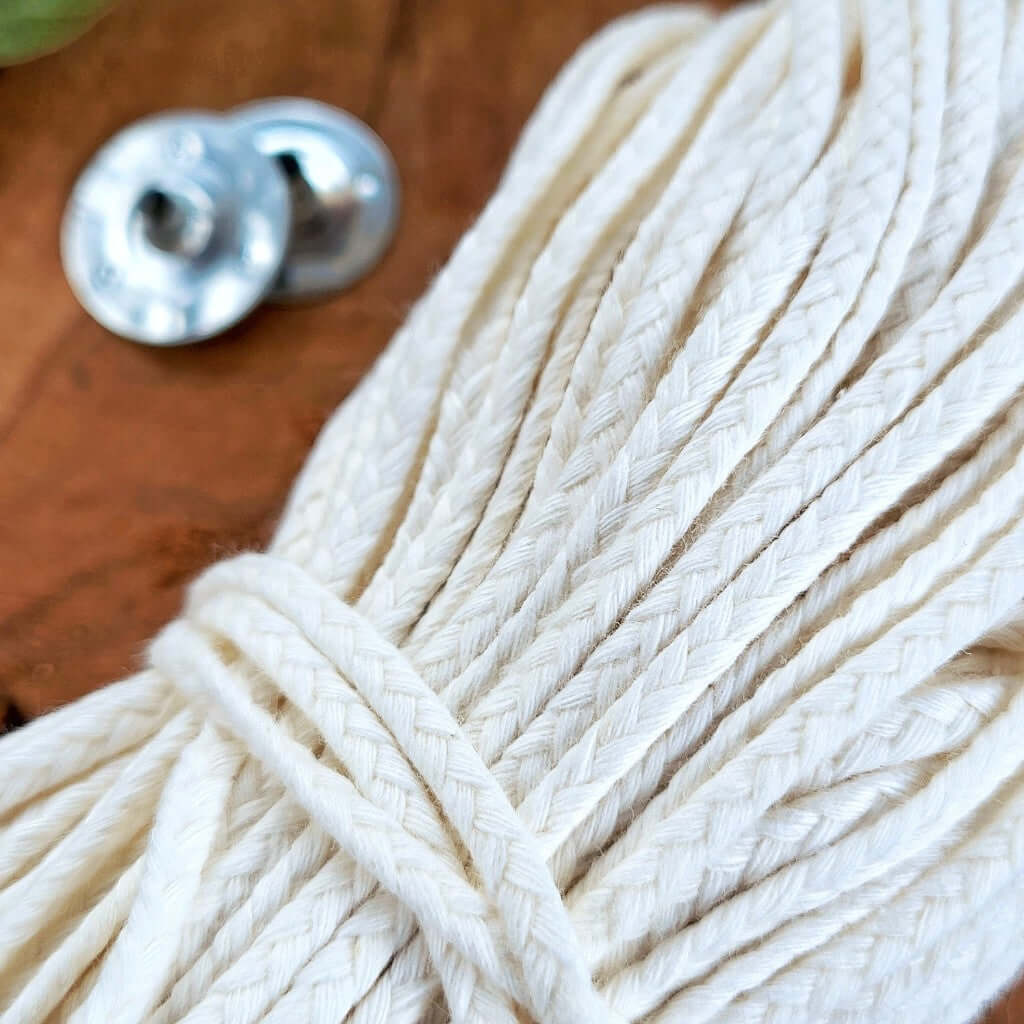 Stoppino Piatto Bobina in Cotone per candele in stampo. È venduto al metro ed ha una intrecciatura di alta qualità. Per diametro interno da 80 a 100mm. Dettaglio