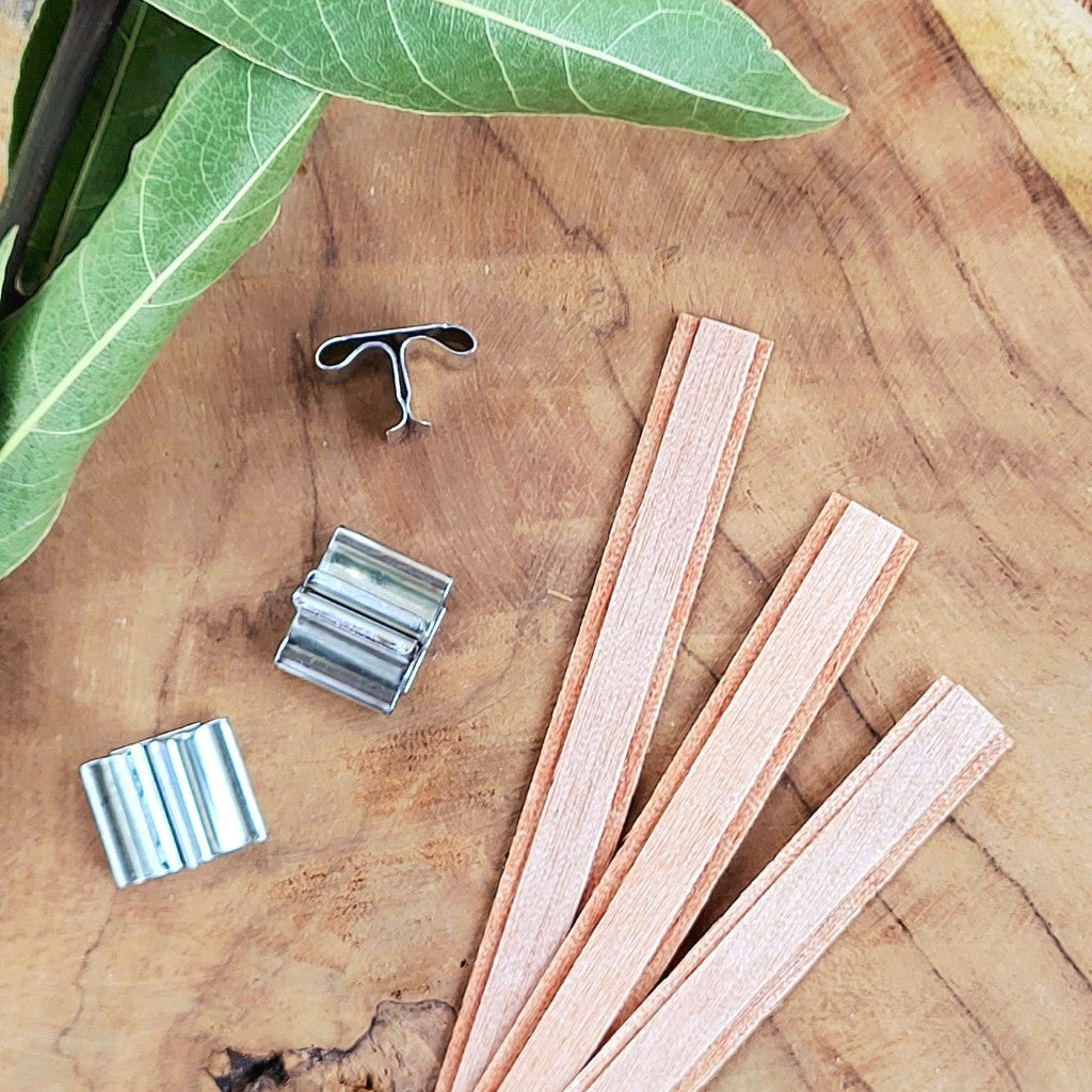 Stoppino Booster in Legno di Ciliegio per Candele in Contenitore con supporto in metallo. Combustione pulita, stabile e crepitio tipo camino. Per diametro contenitori 40-60.