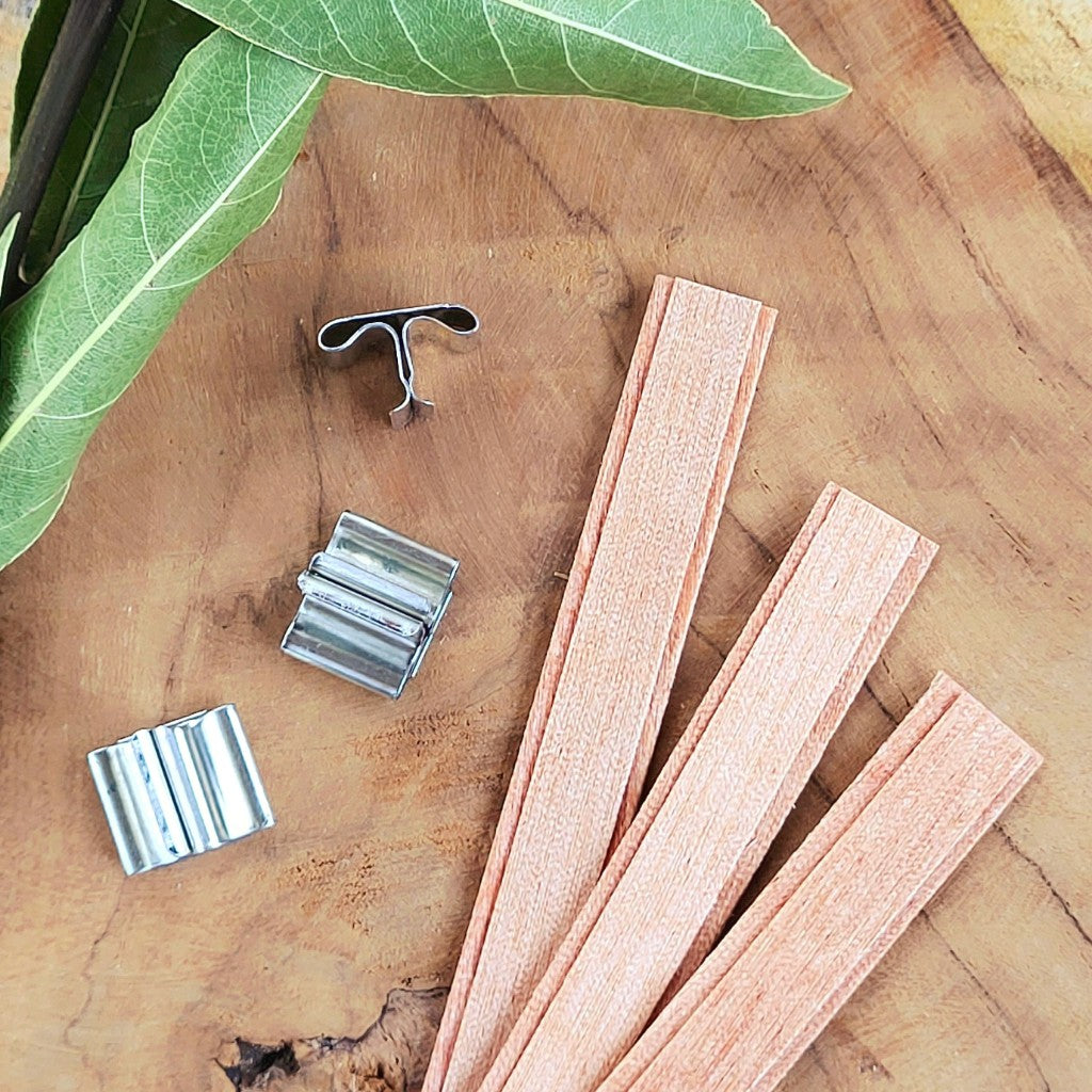 Stoppino Booster in Legno di Ciliegio per Candele in Contenitore con supporto in metallo. Combustione pulita, stabile e crepitio tipo camino. Per diametro contenitori 60-70.