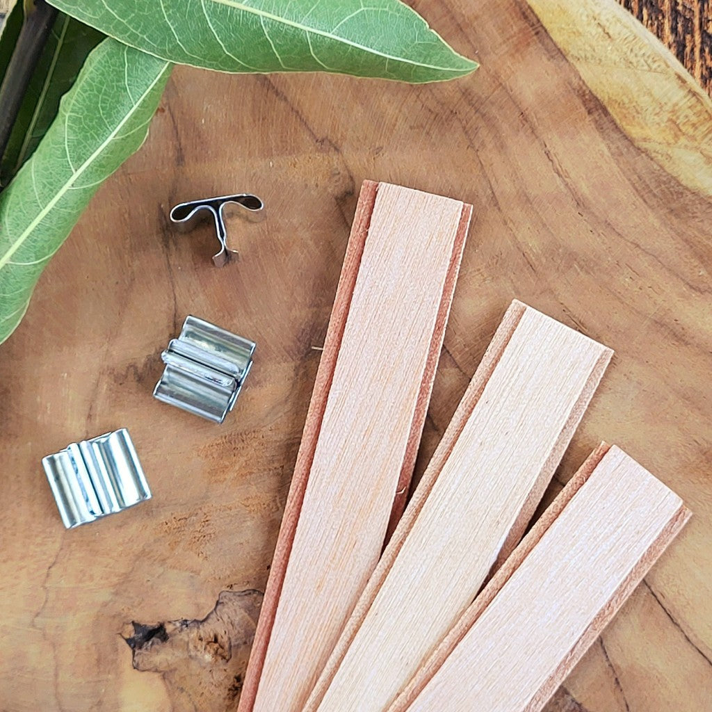 Stoppino Booster in Legno di Ciliegio per Candele in Contenitore con supporto in metallo. Combustione pulita, stabile e crepitio tipo camino. Per diametro contenitori 80-90.