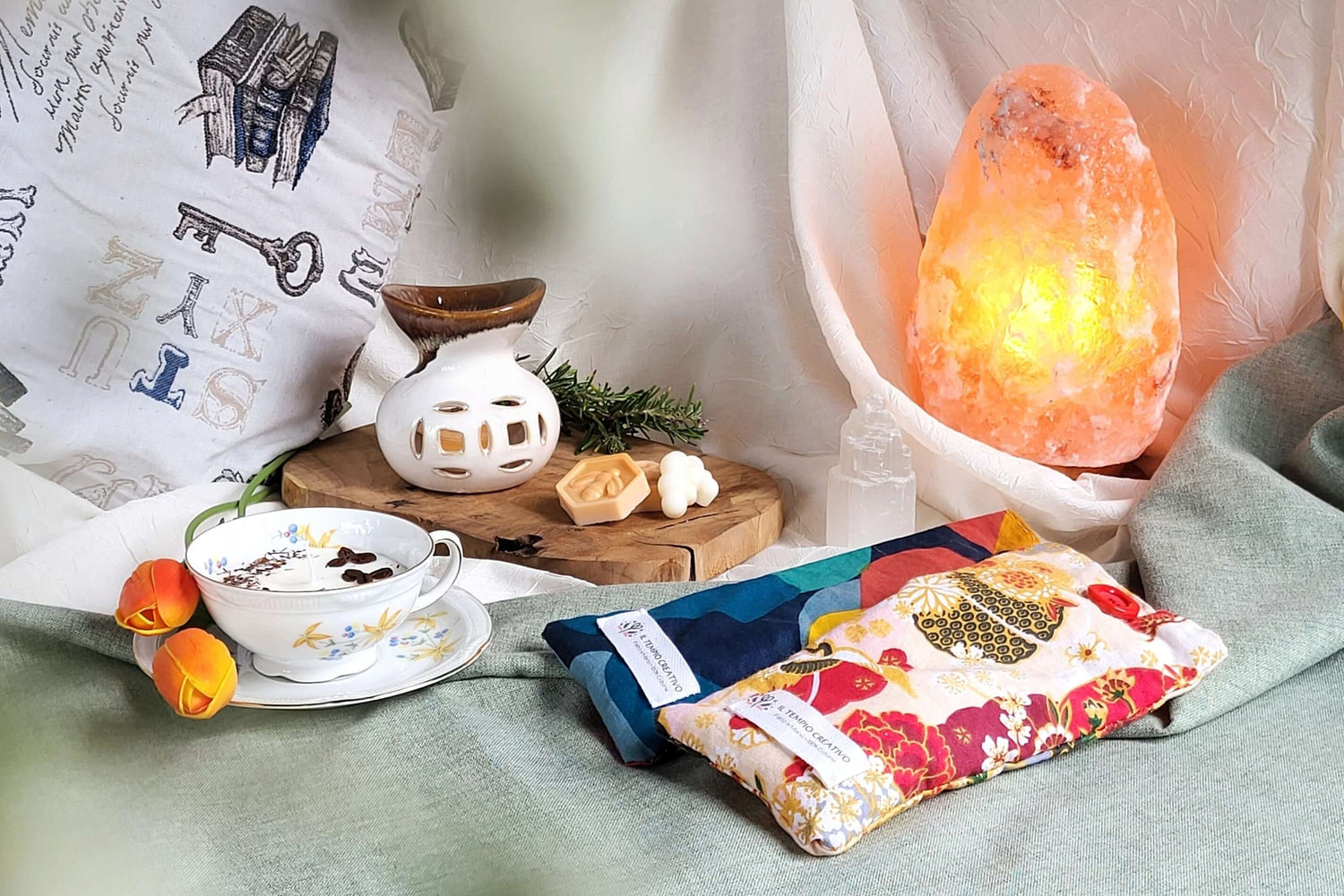 Background candele e cuscini con lampada di sale