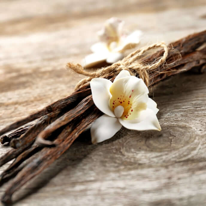 Bacche di vaniglia per indicare una fragranza per candele profumate dal nome Vaniglia Intensa. Ha petali di rosa canditi, vaniglia, caramello, gelsomino, cedro come Note Olfattive.