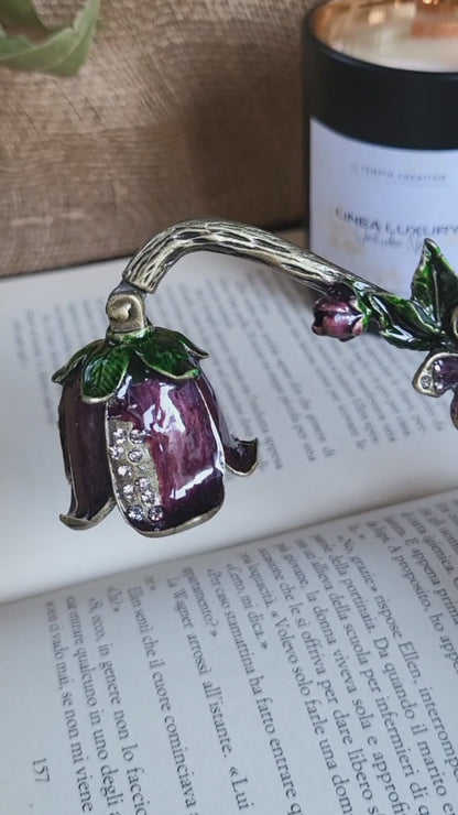Snuffer spegni fiamma vintage antico e retrò con fiore campanula viola e brillanti, per una buona e corretta cura della candela profumata.