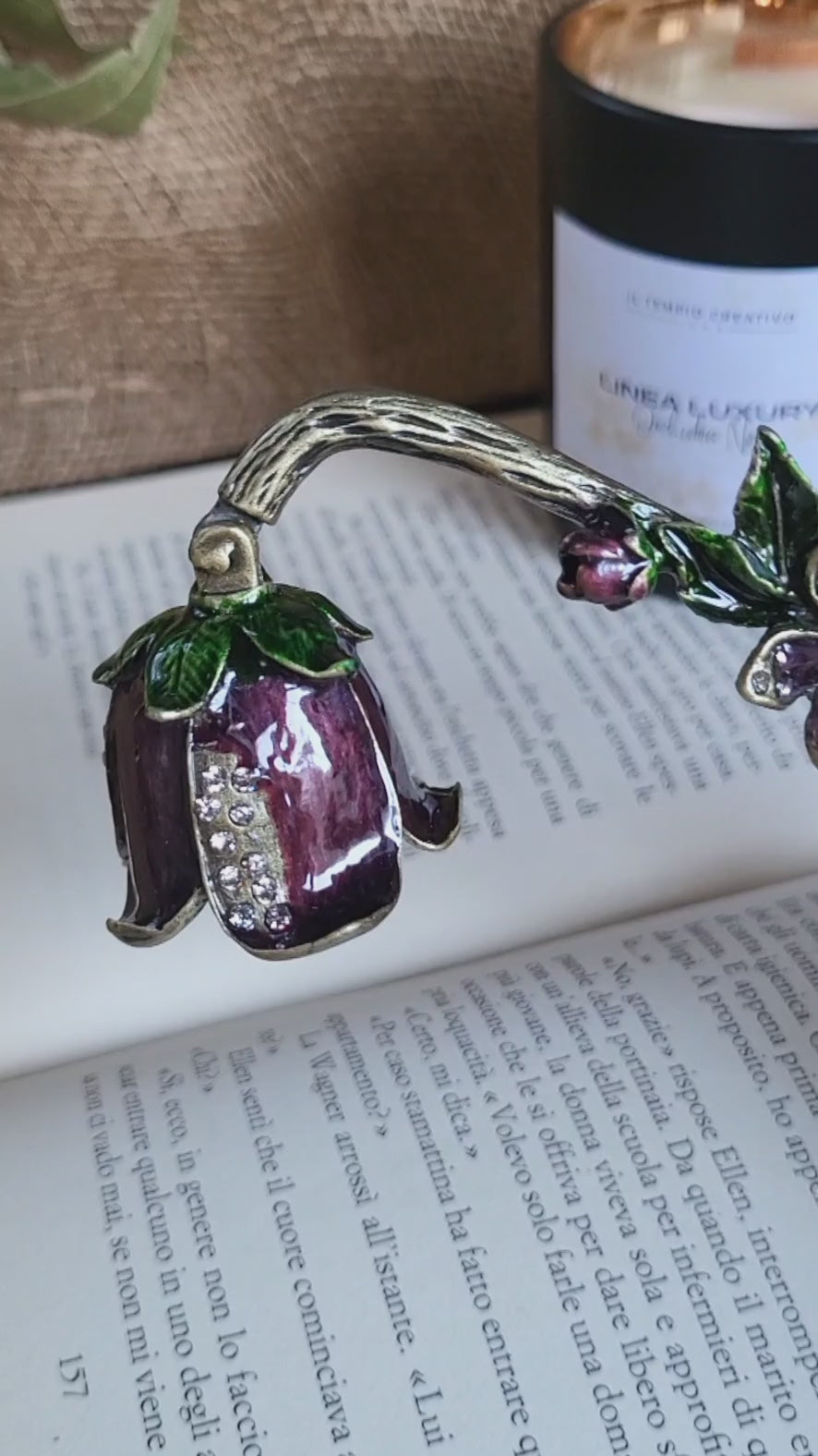 Snuffer spegni fiamma vintage antico e retrò con fiore campanula viola e brillanti, per una buona e corretta cura della candela profumata.
