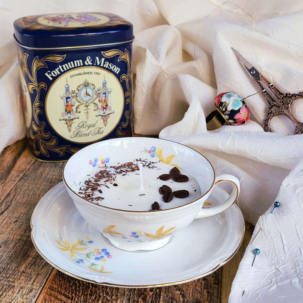 Candela in cera di soia in una tazza di porcellana Bavaria.