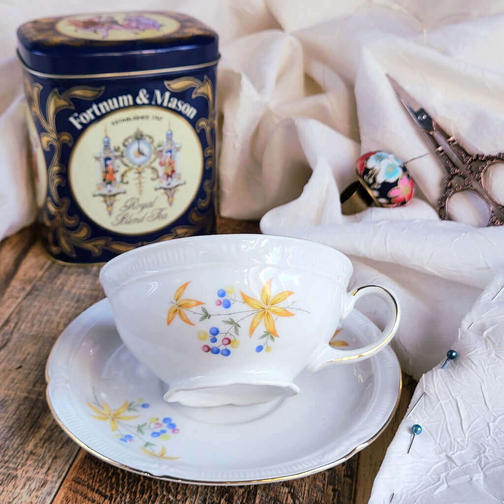 Candela in cera di soia in una tazza di porcellana Bavaria.