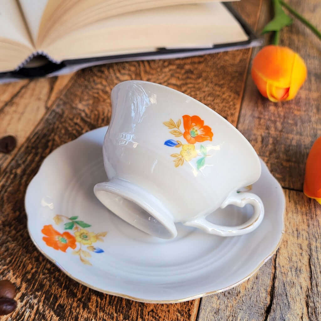 Candela in cera di soia in una tazza di pregiata ed elegante porcellana Bavaria. Profumata al caffè.