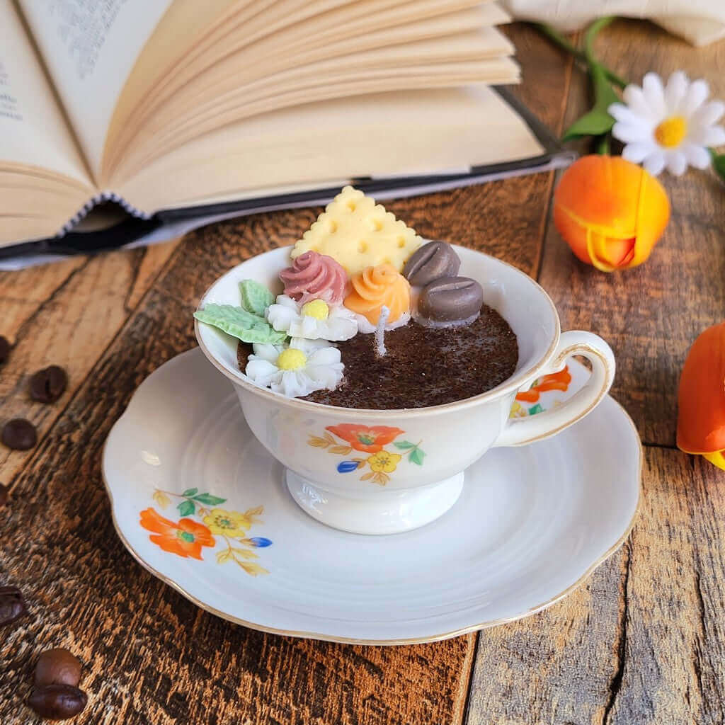 Candela in cera di soia in una tazza di pregiata ed elegante porcellana Bavaria. Profumata al caffè.