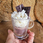 Particolare candela profumata a panna e cioccolato nocciola in cera di soia, decorata con la sac a poche in stile dessert o gourmet
